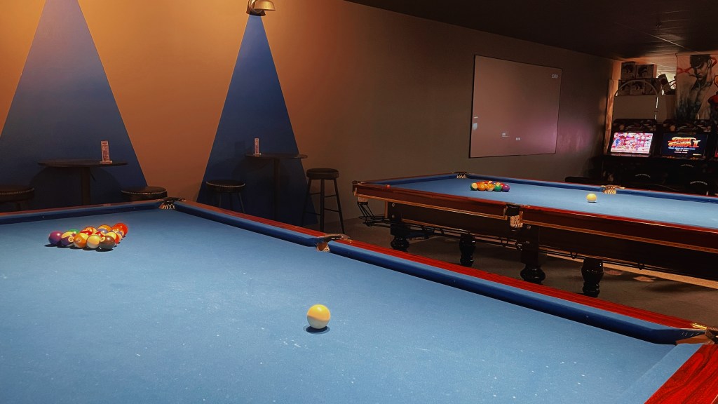 DEMAN CLUB 内设麻将包房 主题活动房 双人包间 四人休息包间 及健身房 台球 电脑雅座等,在您的游戏娱乐中,我们并且会为会员们提供免费餐食